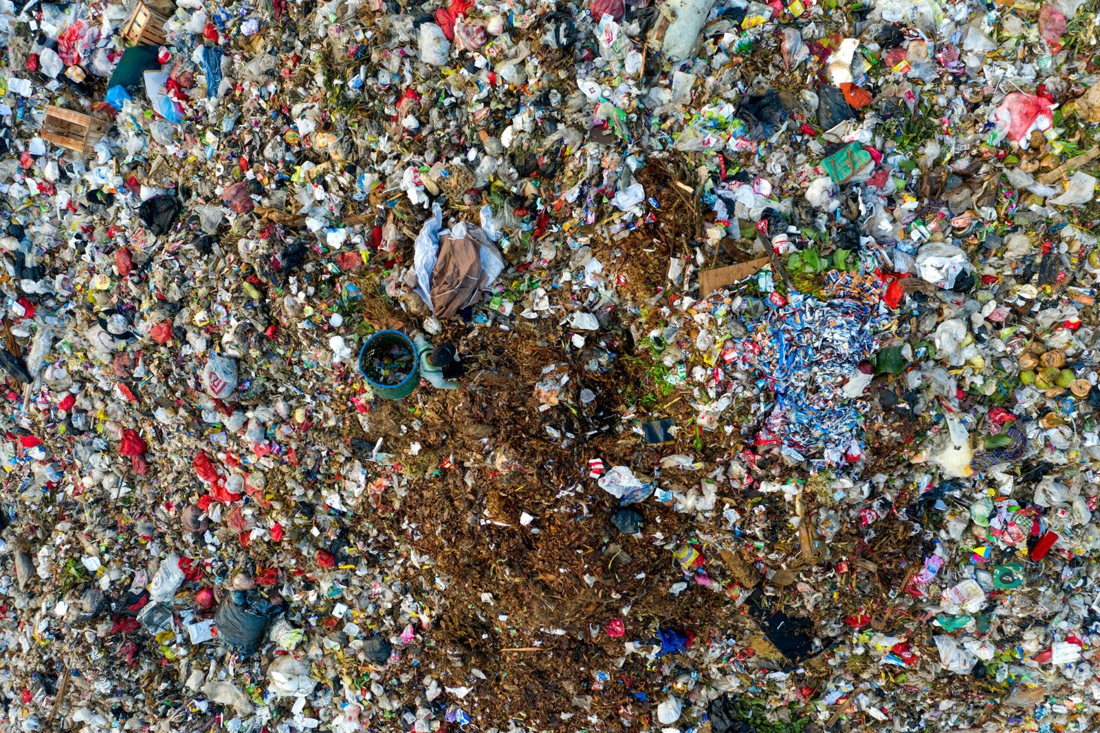 Aerial view of a large trash pile in a landfill, highlighting pollution and waste.